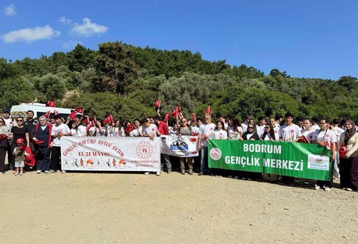 Bodrum’da, ‘Gençlik Haftası’ kapsamında gençler antik kentte yürüyüş yaptı