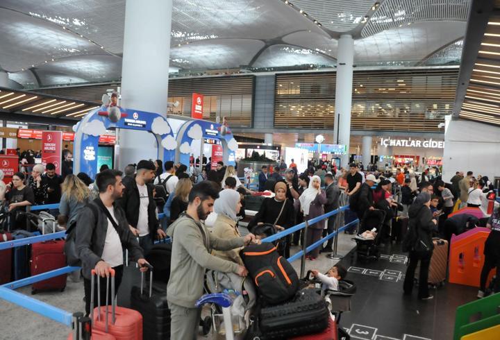 İstanbul'daki havalimanlarında Kurban Bayramı yoğunluğu