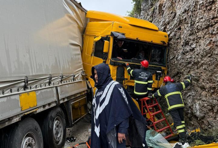 Dağa çarpan TIR'ın sürücüsü yaralandı