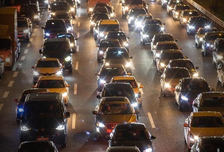 Yollarda 'Bayram' yoğunluğu: Trafik Durma Noktasına Geldi