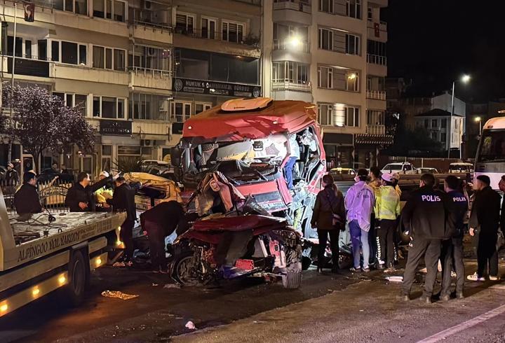 Giresun’da feci trafik kazası! Tırın çarptığı iki otomobilde 5 kişi hayatını kaybetti
