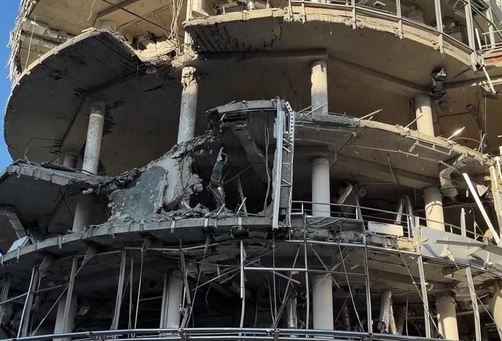 Ruslar bu binayı üç kez hedef aldı! CNN TÜRK savaşın sıcak bölgesi Harkiv’i görüntüledi.