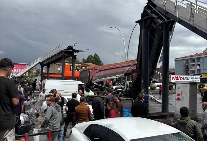 Kamyonun çarptığı üst geçit yıkıldı: 3 yaralı