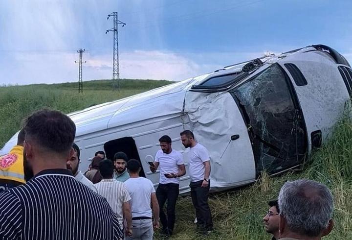 Minibüs takla atıp şarampole devrildi: 15 yaralı