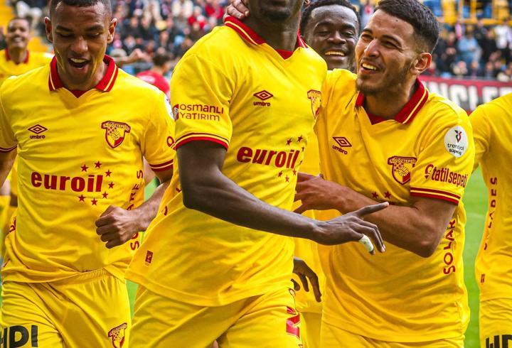 Göztepe'de Bokele'ye Alman ve Fransız kancası