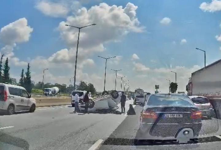 Otoyolda kontrolden çıkan otomobil takla attı