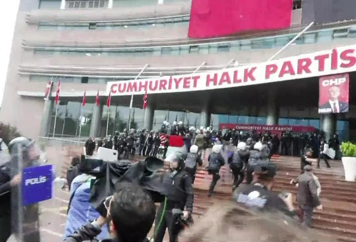 Polis CHP Genel Merkezi'ne girdi