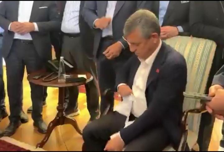 Özgür Özel'in tebligatı yırttığı görüntüler ortaya çıktı: "Koy masaya gelince okusun"
