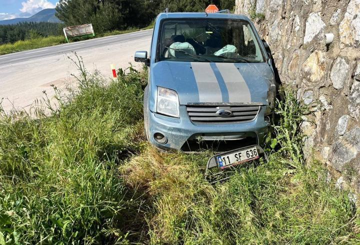 Bilecik'te istinat duvarına çarpan hafif ticari aracın sürücüsü yaralandı
