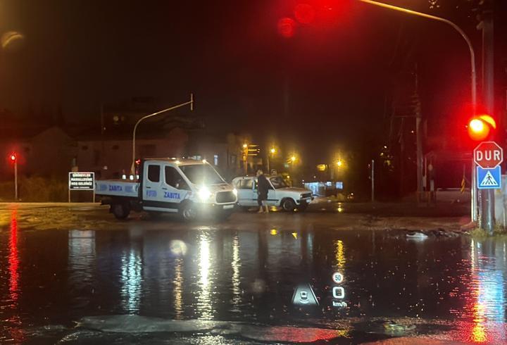 Osmaniye’de sağanak sele dönüştü, araçlar mahsur kaldı.