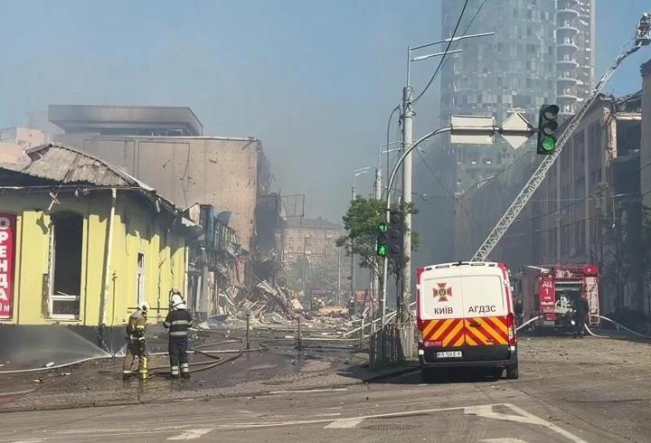 Kiev'de kanlı füze ve dron saldırıları! Enkazı CNN TÜRK görüntüledi