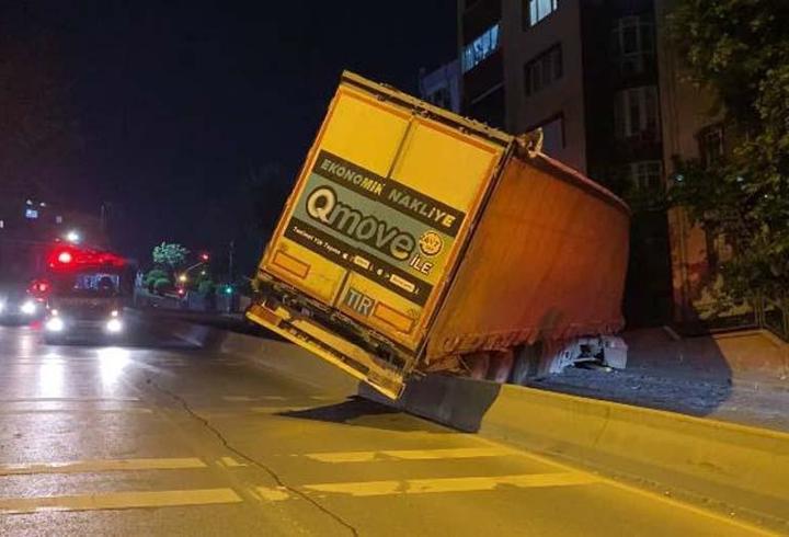 Küçükçekmece'de yokuşta geri kayan TIR refüjde asılı kaldı