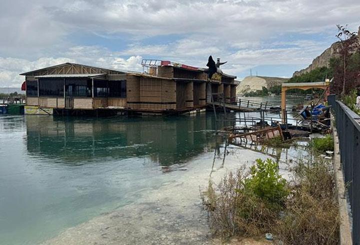 Atatürk Barajı’nın kapakları açıldı: Fırat Nehri’nin kıyısındaki mesire alanını su bastı