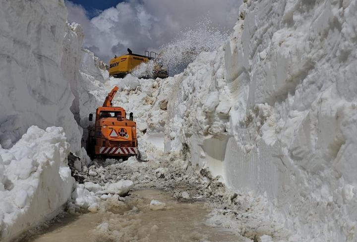 Şırnak’ta 7 metreyi aşan karla mücadele