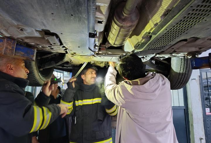 Otomobilin motor bölümüne giren kedi sanayide çıkarıldı