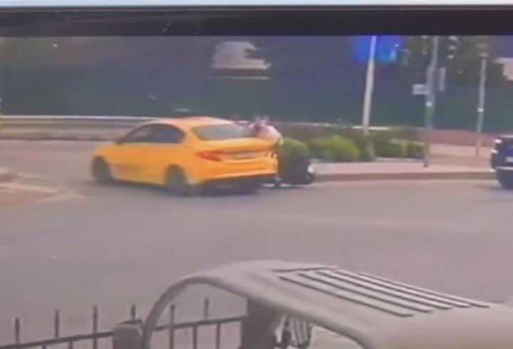 Silivri'de taksiyle motosiklet çarpıştı; kaza kamerada