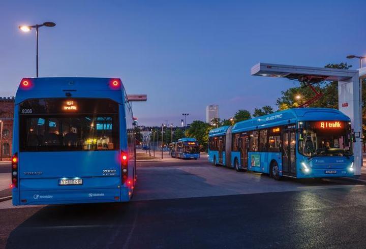 Sürücüsüz otobüs, yolcu taşımaya başladığı ilk seferinde tramvayla çarpıştı