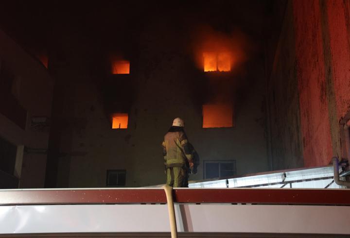 İzmir’de 5 katlı ayakkabı imalathanesinde çıkan yangın söndürüldü