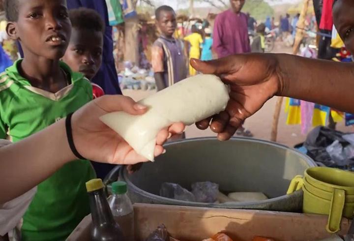 CNN TÜRK, Batı Afrika ülkesi Nijer'de: Pazarda içecekler poşetlerin içinde satılıyor