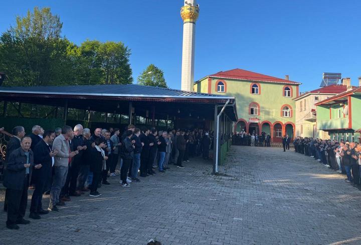 Ordu'da cami çıkışı bayramlaşmak isteyenler metrelerce kuyruk oluşturdu