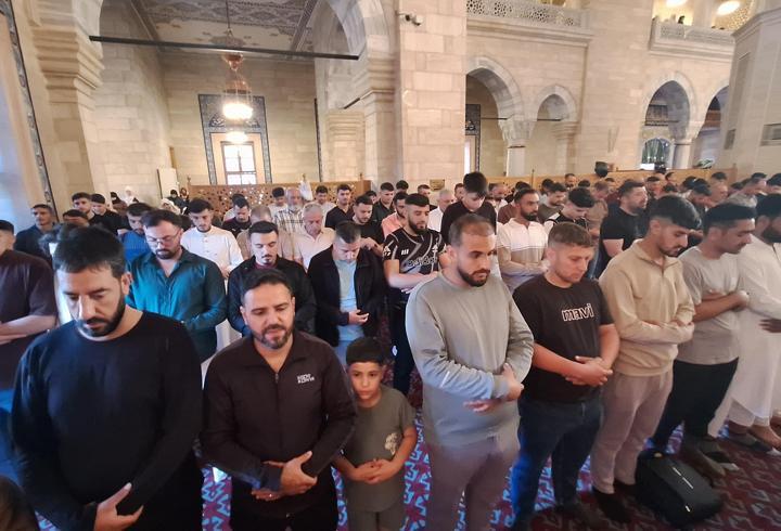 Adana'da camileri dolduran vatandaşlar, bayram namazı için saf tuttu