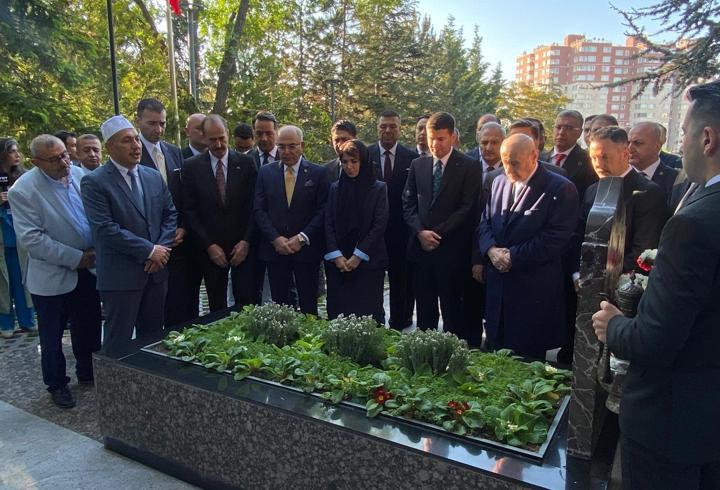 Bahçeli, Türkeş'in mezarını ziyaret etti