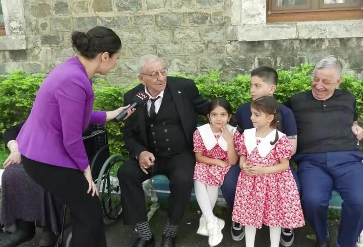 Gözleri kapıda... Sevdiklerini bekliyorlar