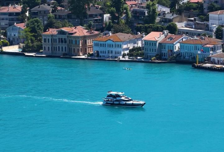 İstanbul Boğazı turkuaz renge büründü