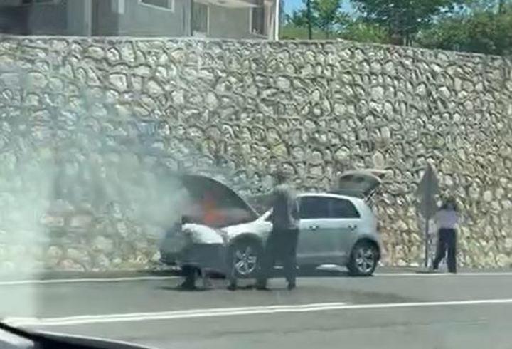 Otomobilde çıkan yangını, sürücüsü söndürdü