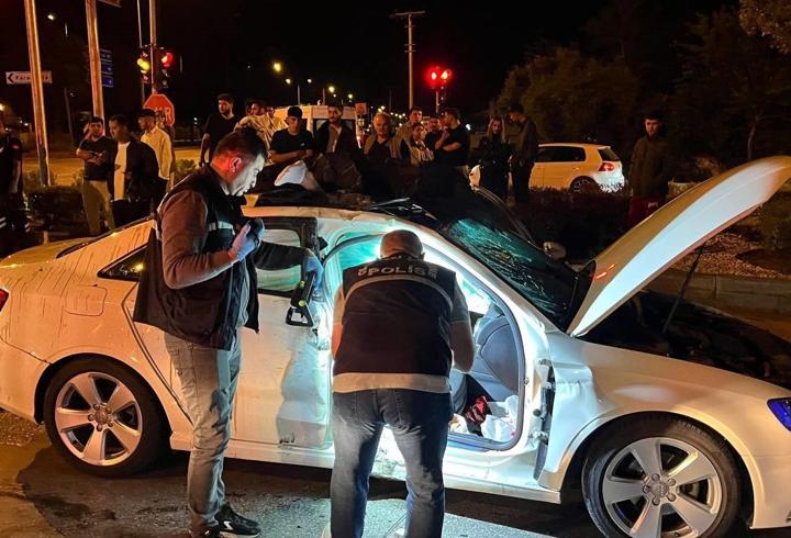 Motosikletle otomobil çarpıştı: 1 ölü, 3 yaralı