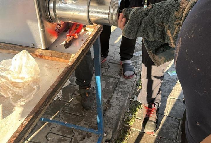 Elini kıyma makinesine kaptıran esnaf yaralandı