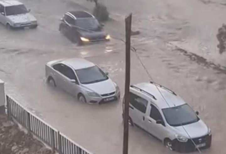 Hatay ve Osmaniye'de sağanak! Caddeleri su bastı