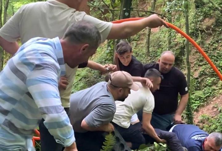 Kayalıklarda mahsur kalan kişiyi, itfaiye kurtardı