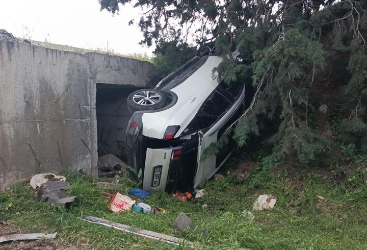Şarampole devrilen otomobilde 4 kişi yaralandı