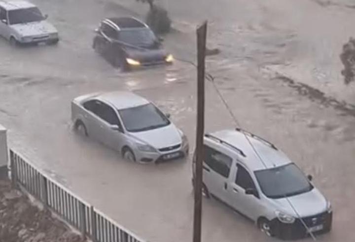 Doğu Akdeniz'de sağanak; caddeleri su bastı