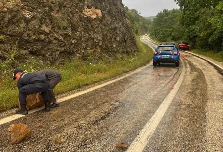 Bilecik'te yola düşen kaya parçaları temizlendi