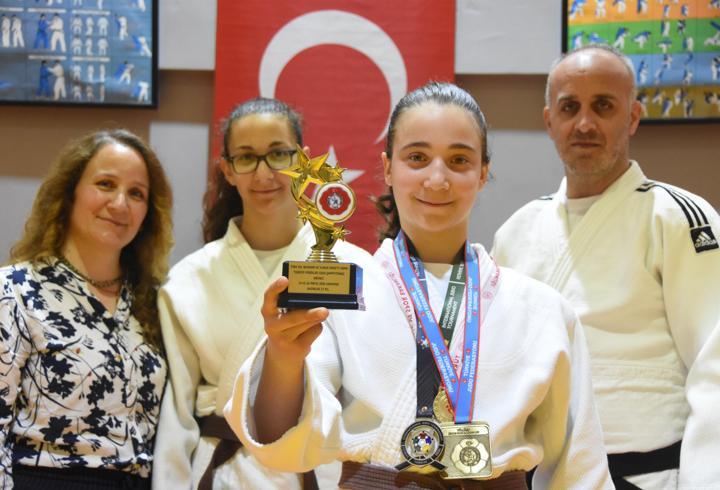 Tokalaştığı antrenörün gücünü fark edip tavsiyesiyle judoya başlayan Elif’ten 'altın' başarı