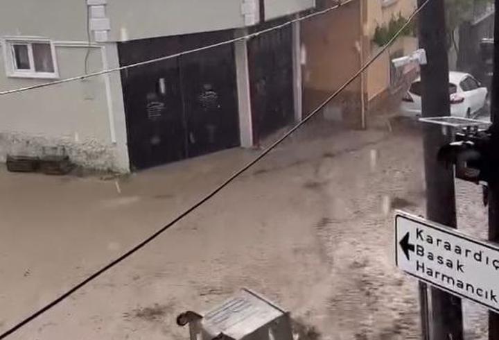 Bursa'da sel meydana geldi; evleri su bastı, çatı çöktü