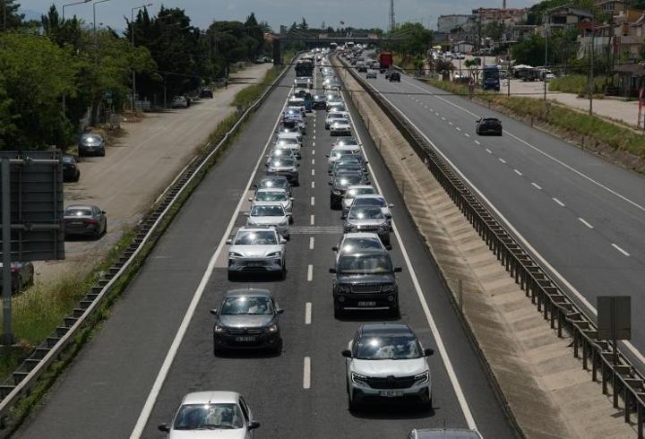 Bayram dönüşü trafiği başladı: İstanbul yolunda yoğunluk
