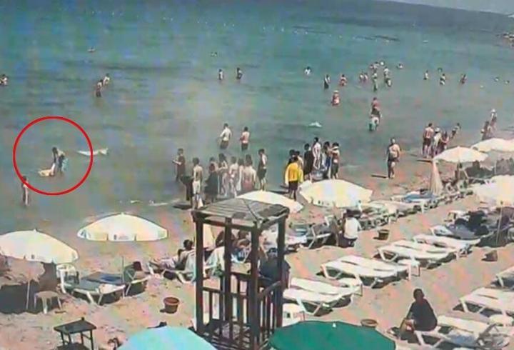 Denizde boğulma tehlikesi geçiren Çinli turist kurtarıldı; o anlar kamerada