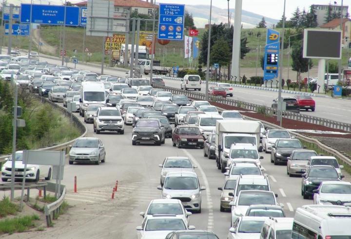 'Kilit kavşak' Kırıkkale'de bayram dönüşü trafiği başladı