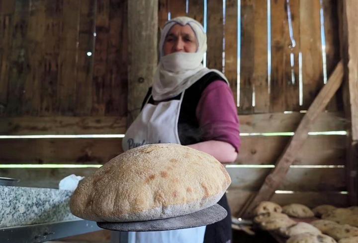 Uzundere’de doğal ekmek mesaisi! Anne-oğul taleplere yetişmekte zorlanıyor