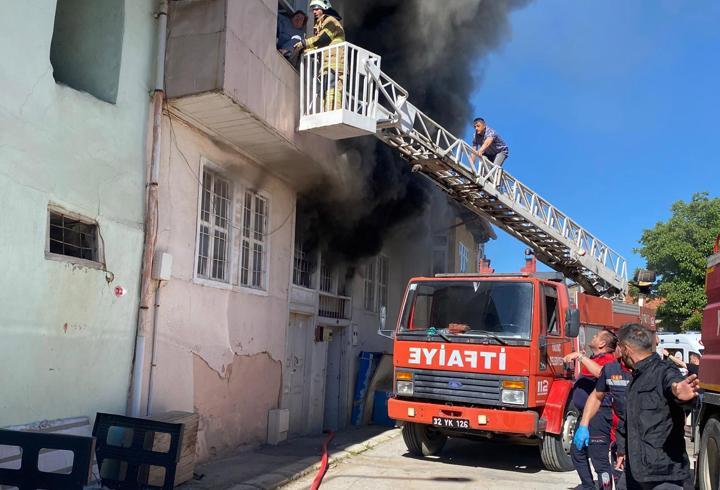 Evde çıkan yangından, pencereye uzatılan merdivenle kurtarıldılar