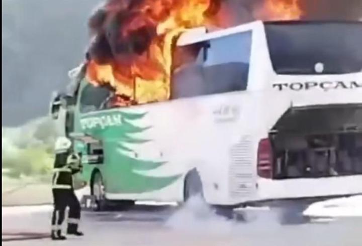 Terminalde yolcu otobüsü alev alev yandı