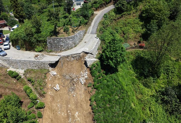 Rize'de sağanak sonrası çöken yol dronla görüntülendi