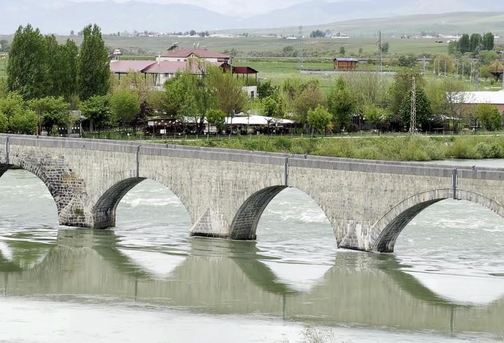 Tarihi Murat Köprüsü ve Sultan Alparslan Parkı bu bayram boş kaldı