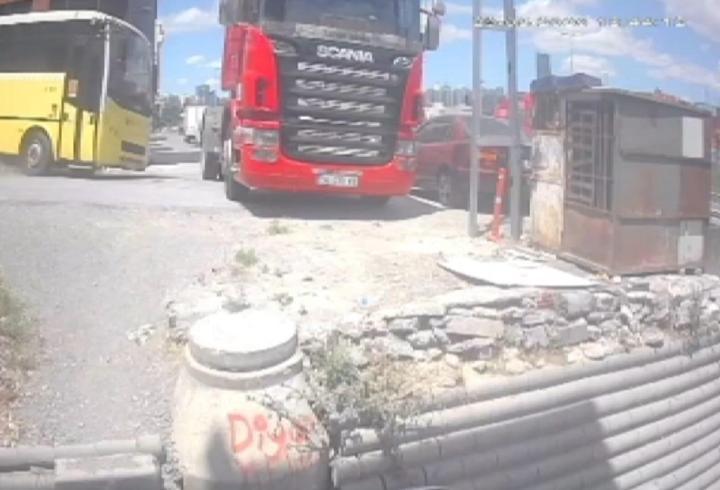 Beylikdüzü'nde freni boşalan İETT otobüsü TIR'a çarptı; kaza kamerada