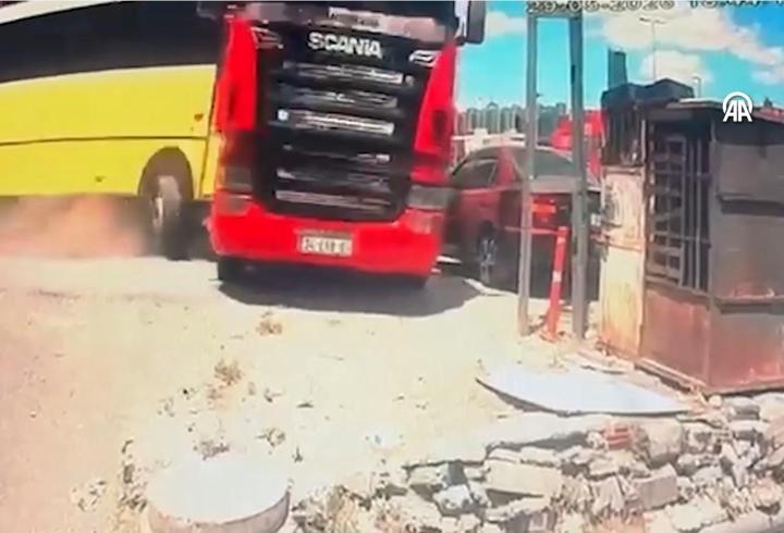 Freni arızalanan halk otobüsü tıra çarptı