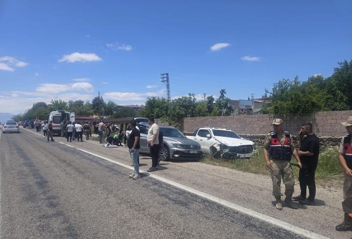 Kilis'te hafif ticari araç ile otomobil çarpıştı; 9 yaralı