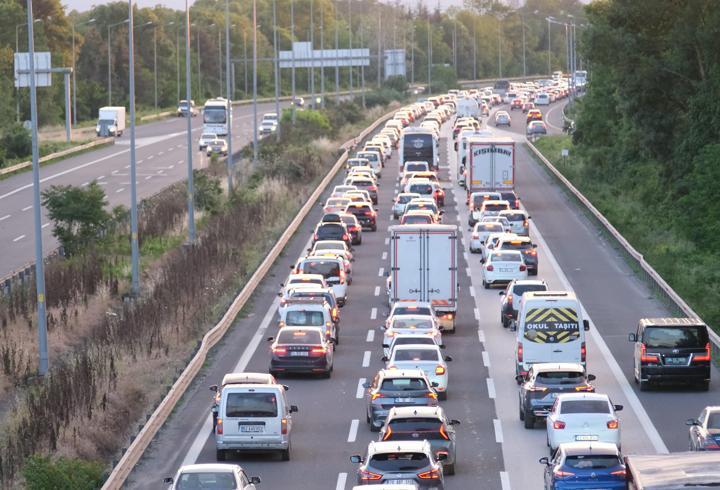 Anadolu Otoyolu Düzce geçişinde trafik durma noktasında